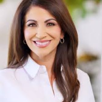 Lucy Bustamante Fox 8 - White Queen